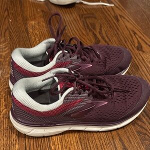 Brooks Dyad 10 Size 9.5 Wide in Maroon/Pink